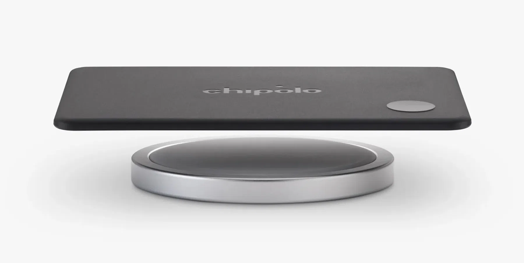 Een oplaadbare tracker op creditcard-formaat boven een lader.